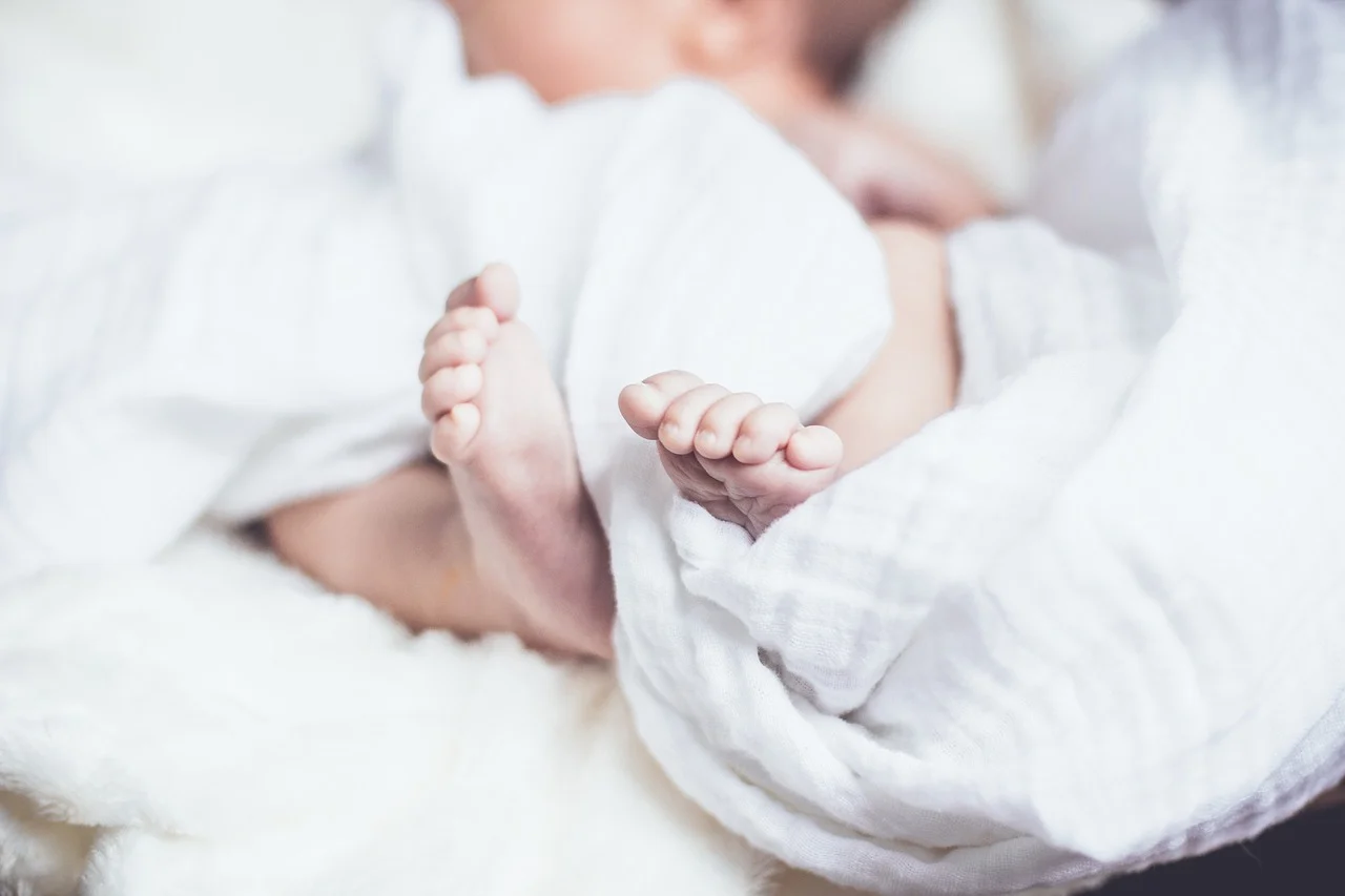 Conseils pour apaiser les pleurs nocturnes de votre bébé dans son lit à barreaux